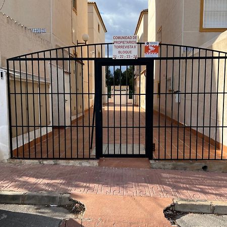 Apartamento Bajo Con Terraza Y Piscina Torrevieja Eksteriør billede