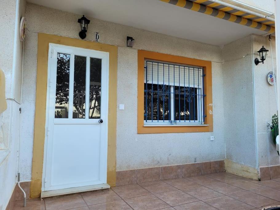 Apartamento Bajo Con Terraza Y Piscina Torrevieja Eksteriør billede