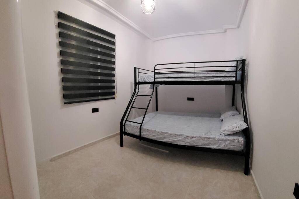 Apartamento Bajo Con Terraza Y Piscina Torrevieja Eksteriør billede