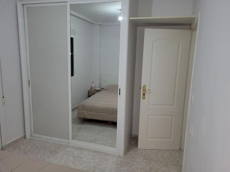 Apartamento Bajo Con Terraza Y Piscina Torrevieja Eksteriør billede