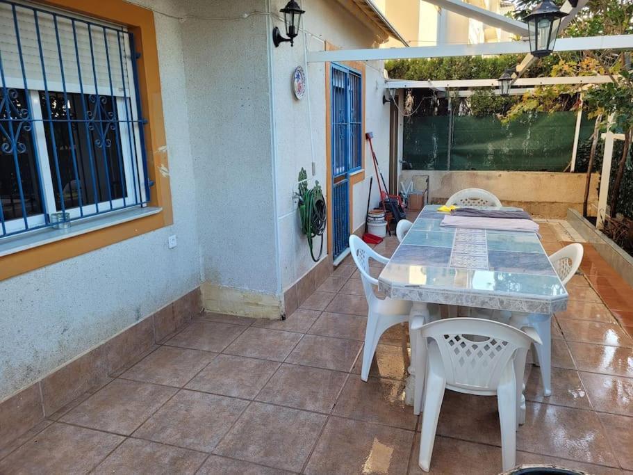 Apartamento Bajo Con Terraza Y Piscina Torrevieja Eksteriør billede
